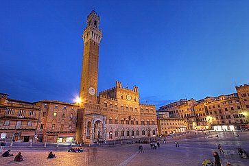 Piazza del Campo a Siena con il Palazzo Pubblico e la Torre del Mangia.