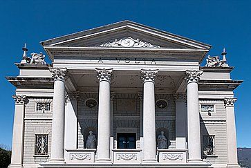 Il Tempio Voltiano, a pochi passi dalla riva del Lago di Como.