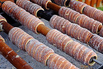 Cibo tradizionale ceco "Trdelnik". Un piatto popolare tra i turisti preparato sui carboni ardenti.