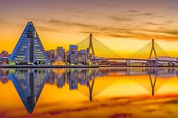 Skyline della città di Aomori al tramonto: si può vedere il ponte e sulla sinistra l'edificio ASPAM.