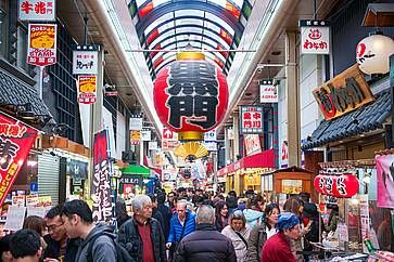 Molti turisti al mercato del pesce di Kuromon Ichiba ad Osaka.