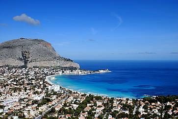 La vista del Golfo di Mondello a Palermo in una giornata estiva.