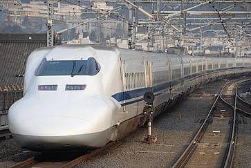 Il treno proiettile giapponese Shinkansen in viaggio da Kyoto a Hiroshima.