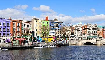 A Dublino lungo il fiume Liffey.