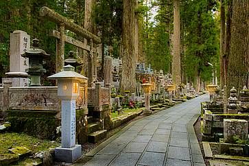 Prima parte del percorso che attraversa il cimitero di a Okunoin, al Monte Koya.