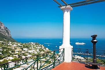 Panorama del mare e di Capri visto dal vecchio borgo di Marina Grande.