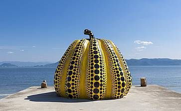 La scultura gigante della zucca di Yayoi Kusama a Naoshima.