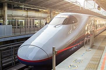 Treno proiettile shinkansen in stazione a Tokyo.