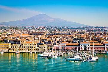 Vista della città e del porto del porto di Catania, con l'Etna sullo Sfondo.