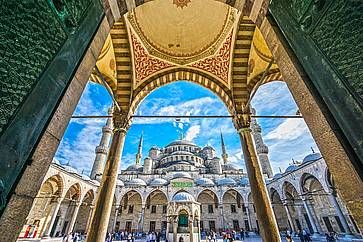 La Moschea Blu, Sultanahmet Camii, durante una giornata di sole, ad Istanbul.