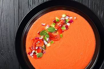 Un delizioso gazpacho - zuppa estiva fredda in stile spagnolo a base di pomodori, cetrioli, pane.