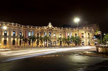 Galleria commerciale Patio Olmos di notte, a Cordoba.