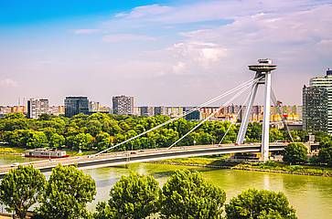 Ponte UFO sul fiume Danubio a Bratislava.