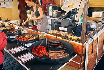 Carne di maiale affumicata in un mercato a Praga.