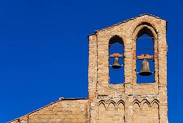 Campanile medievale della chiesa di San Domenico con due campane, nel centro storico di Arezzo.