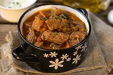 Spezzatino di manzo stile gulasch in salsa di pomodoro con carote e porri.