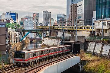 Ferrovia vicino alla stazione ferroviaria di Ochanomizu e al fiume Kanda a Tokyo, con la linea della metropolitana Marunouchi e la linea ferroviaria Chou che passano contemporaneamente.