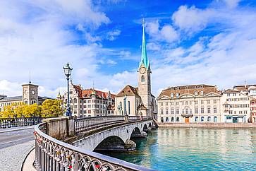 Il ponte sul fiume Limmat che porta alla chiesa di Fraumunster.