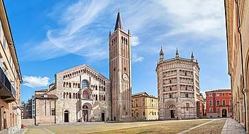 Piazza Duomo e il Battistero, a Parma.