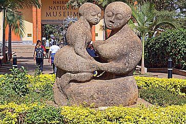 Scultura davanti al museo nazionale Nairobi.