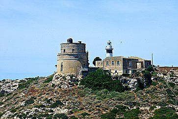 Faro sul promontorio di Calamosca, a Cagliari.