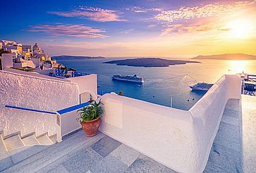 Manigifica vista serale di Fira, a Santorini.