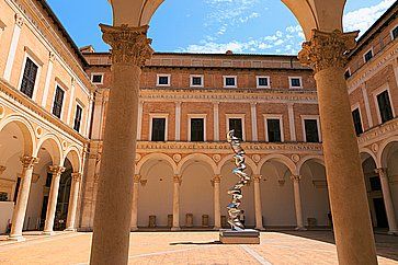 Il Castello dei Duchi di Urbino e la Galleria Nazionale delle Marche.