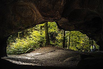 Grotta Hohllay nella foresta di Berdorf in Lussemburgo.
