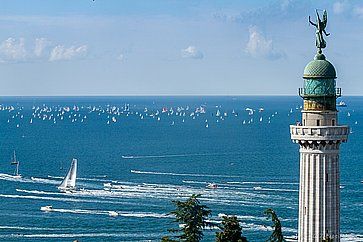 Il faro della Vittoria e una regata in lontananza.