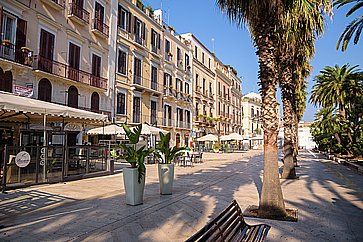 Corso Vittorio Emanuele a Bari in una giornata di sole.