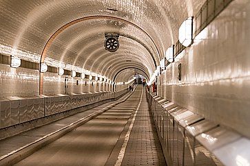 Attraverso il vecchio Elbtunnel ad Amburgo.