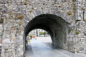 Archi in pietra a Galway.