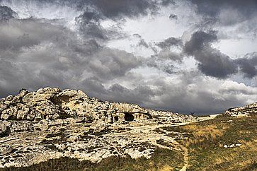 Veduta della Murgia e delle chiese in pietra.