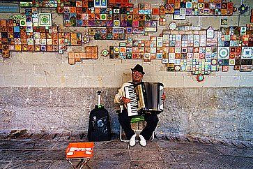 Artista di strada con la fisarmonica alle Cinqueterre.