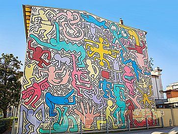 Murales `Tuttomondo`, dipinto nel 1989 dall'artista Keith Haring sul lato posteriore della chiesa di S. Antonio a Pisa.