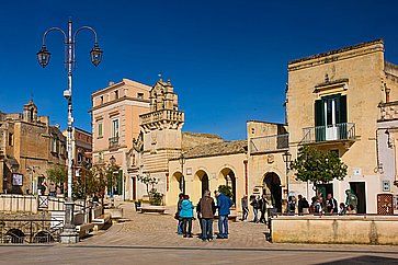 Chiesa di San Domenico a sinistra, archi della cisterna Palombaro Lungo e campanile Mater Domini. A Matera.