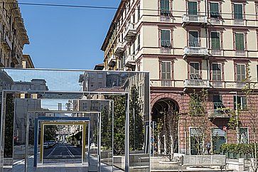 Edifici storici e archi moderni di Daniel Buren in piazza Giuseppe Verdi a La Spezia.