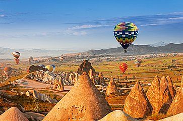 Mongolfiere che sorvolano la regione della Cappadocia.