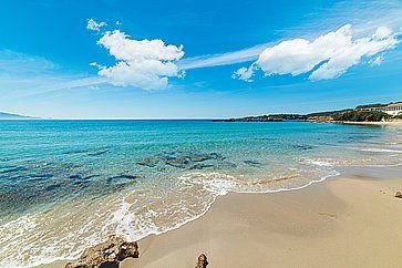 Acqua turchese nella spiaggia delle Bombarde ad Alghero.