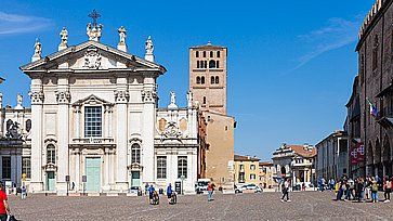 Il Duomo di Mantova e la piazza centrale.