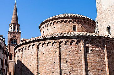 Rotonda di San Lorenzo e il campanile della Basilica di Sant'Andrea a Mantova