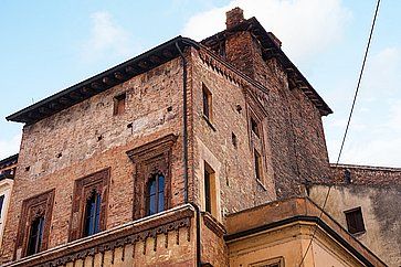 La Casa del Mercante, in piazza Erbe a Mantova, chiamata anche Casa di Boniforte da Concorezzo.