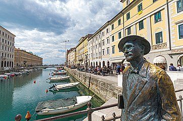 La statua dello scrittore irlandese James Joyce, e realizzata da Nino Spagnoli, sul ponte di Ponte Rosso a Trieste.