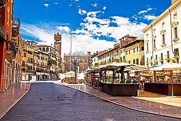 Piazza delle erbe in Verona, con le sue tipiche bancarelle.