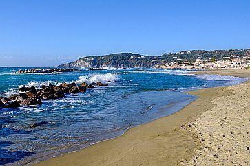 La spiaggia della Chiaia ad Ischia.