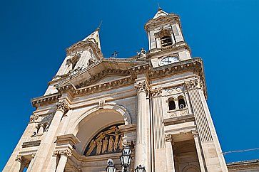 La Basilica Santi Cosma e Damiano ad Alberobello.