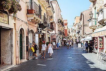 Corso Umberto I a Taormina, in estate.