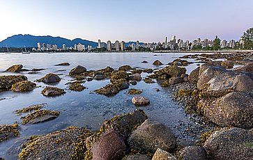 Lo skyline di Vancouver dalla spiaggia Kitsilano.