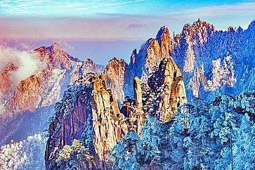 Tramonto sopra le cime colorate del parco nazionale di Huangshan.