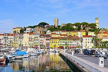 Una vista del Vieux Port, il vecchio porto di Cannes e del quartiere di Le Suquet.